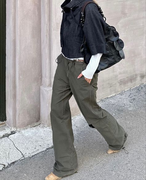 Army green cargo pants Josefine Vogt, Y2k Cargo Pants, Fashion Forward Outfits, Pants Streetwear, Streetwear Pants, Y2k Pants, Baggy Cargo Pants, Personal Identity, Women Y2k