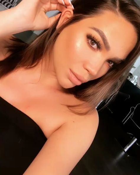 Jessica Parido on Instagram: “Instagram vs. Reality 🙃  @beautybyella with the glow ✨” Jessica Parido, Jessica Pegula, Instagram Vs Reality, Phone Wallpaper For Men, The Glow, Phone Wallpaper, Beauty, On Instagram, Instagram