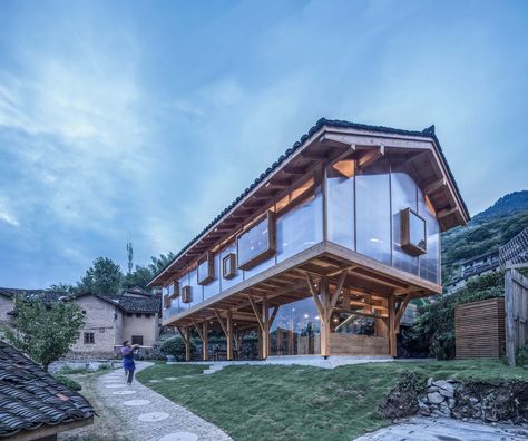 Completed in 2018 in Jinhua, China. Images by Yilong Zhao, Lin Chen. Mountains surround the house in the south, covered with thick forests. The house is located in an ancient mountain forest in Wuyi County, Jinhua,... Architecture Cool, Modern Library, Design Blogs, Zaha Hadid Architects, Courtyard House, Mountain Homes, Chinese Architecture, Mountain House, House Architecture Design