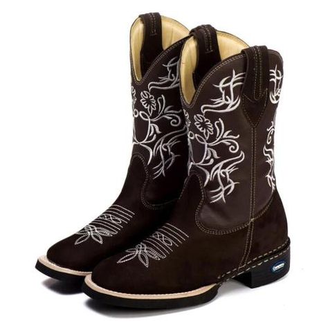 A Bota Texana Feminina da Campero tem um modelo clássico e garante um calçar confortável e muito estilo para seu look. Conta com sua parte externa e interna em couro, costuras reforçadas e solado em borracha que dá mais estabilidade e segurança ao andar. Peça de alta qualidade e durabilidade, com acabamento em veludo e bordado. Crie combinações modernas e atemporais!
ESPECIFICAÇÕES TÉCNICASIndicado para: Dia a DiaMaterial: CouroSolado: BorrachaAltura do Cano: AltoAltura do Salto (cm): 3Fechament Bota Cowboy, Bota Country, Looks Country, Cowboy, Pasta, Horses, Magazine