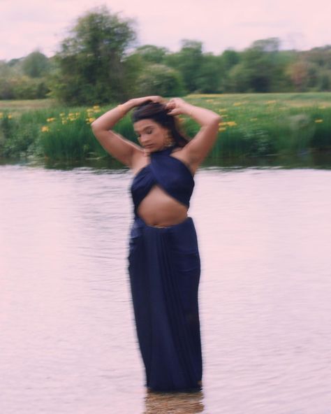 Here are some gorgeous pictures from my shoot with my sister @annabellesami_ 🌿🌼 Many of these images will be used as inspiration for oil and watercolour paintings in later collections 😌✨ The saree drape we used was courtesy of the amazing @natasha.thasan 🪽 📸- @chloesamiart 🧚🏽‍♀️ - @annabellesami_ Divine Women, Aesthetic Indian, South Asian Aesthetic, Saree Drape, Feminine Energy Aesthetic, Asian Aesthetic, Wedding Painting, Ethereal Aesthetic, Indian Photoshoot