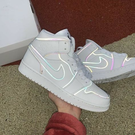 Jordan 1 Mid Iridescent Reflective White, Outfit Nike, Nike Shoes Air Force, Shoes Tennis, Jordan Shoes Girls, All Nike Shoes, Nike Shoes Jordans, Nike Air Shoes, Women Nike