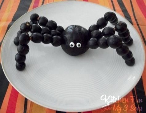 Black widow spider made out of blueberries and plum. :) #halloween #halloweenparty #healthy #nakedfood Healthy Halloween Food, Halloween Snacks For Kids, Halloween Party Appetizers, Halloween Food Appetizers, Halloween Punch, Healthy Halloween Treats, Healthy Halloween Snacks, Halloween Fruit, Halloween Appetizers