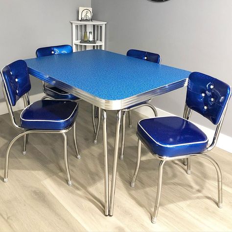 Retro Dinner Table, Retro Table And Chairs, Diner Chairs, Formica Kitchen, Retro Kitchen Tables, 1980s Interior, Colorful Rooms, Retro Dining Rooms, 1950s Furniture