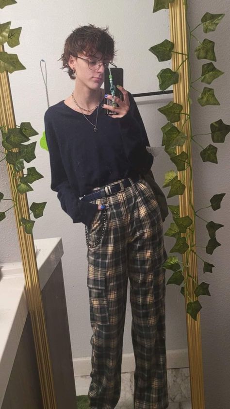 Flannel Pants Outfit, Black And White Plaid Pants Outfit, Brown Plaid Pants Outfit, Guess Clothes, Plaid Trousers Outfit, Caro Pants, Jeans Pants Outfit, Plaid Pants Outfit, Movie Outfit