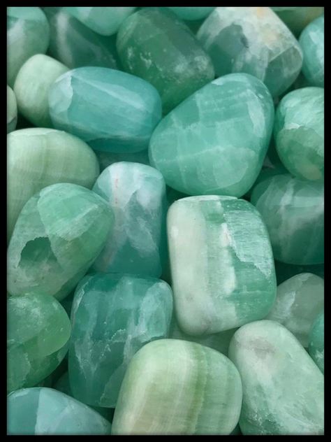 Computer Theme, Mint Aesthetic, Crystal Room, Crystal Aesthetic, Green To Blue, Jade Crystal, Dark Grunge, Pretty Rocks, Crystal Geode