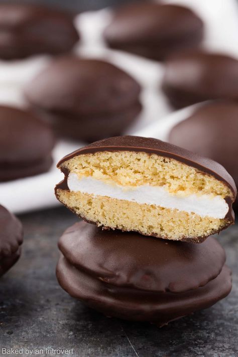 Moon Pie Recipe, Moon Pie, Moon Pies, Dipped In Chocolate, Whoopie Pies, Vanilla Cookies, Cookie Pie, French Vanilla, Sandwich Cookies