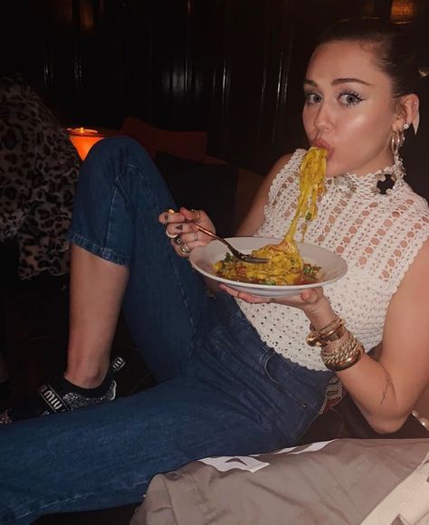 Miley Cyrus eating pasta. Miley Cyrus Photoshoot, Miley Cyrus Style, Noah Cyrus, Just Deal With It, The Ellen Show, Cody Simpson, Liam Hemsworth, Hannah Montana, Personal Photo