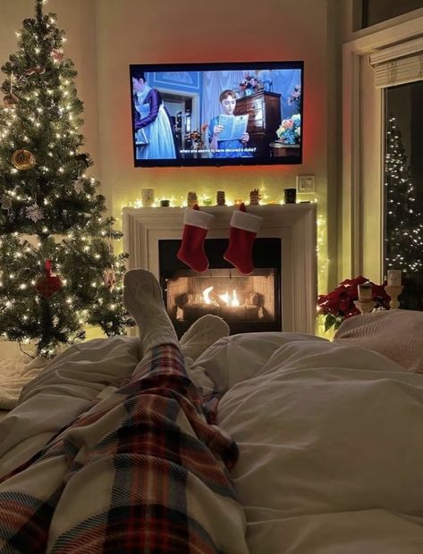 Christmas Movie Night, Christmas Dreaming, Classy Christmas, Christmas Room Decor, Christmas Feeling, Christmas Bedroom, Christmas Inspo, Warm Christmas, Christmas Wonderland