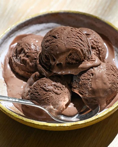 Paleo Chocolate Ice Cream, Pudding Ice Cream Recipe, Pralines And Cream, Paleo Ice Cream, Easy Homemade Ice Cream, Homemade Chocolate Pudding, Chocolate Ice Cream Recipe, Chocolate Chili, Pudding Ice Cream