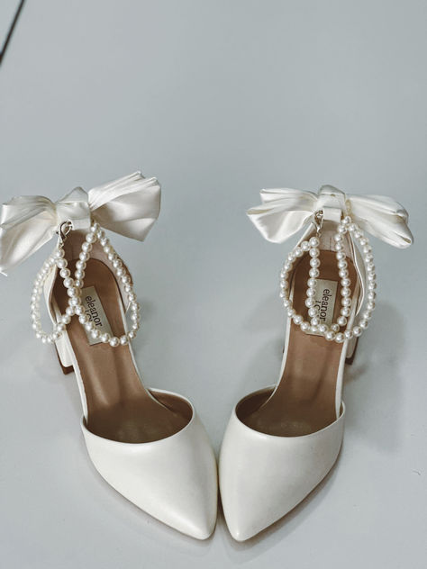 IVORY BRIDAL HEELS, BRIDE SHOES, IVORY BLOCK HEELS, IVORY WEDDING SHOES, IVORY LOW HEELS, IVORY SHOES, ANKLE STRAP HEELS  As Eleanor Louise, we stand out with our Ivory heeled shoes that combine style and comfort. Specifically designed for brides, these shoes are crafted with high-quality materials. • Completing your style and boosting your confidence is the most elegant way! 2.36-inch (6 cm) low-heeled shoes offer elegance and chicness with every step. Ivory Wedding Dress Shoes, Low Wedding Heel, Bridal Shoes Low Heel Closed Toe, Cute Wedding Shoes Brides, Wedding Shoes Low Heel Comfortable, Wedding Block Heels, Low Heel Bridal Shoes, Bridal Block Heels, Heels Bride