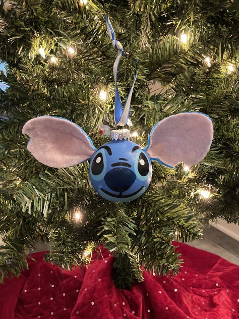 Stitch Christmas Tree Disney, Stitch Ornaments Diy, Lilo And Stitch Christmas Ornaments Diy, Liloand Stitch Christmas Tree, Painted Christmas Ornaments Disney, Disney Stitch Bauble, Diy Stitch, Homemade Christmas Ornaments Diy, Stitch Ornaments