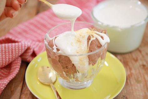 This delicious and easy marshmallow sauce recipe brings my S'more Ice Cream Sundae all the way home. Go ahead, give in to the flavor of your childhood! Marshmallow Ice Cream, Marshmallow Sauce, Chocolate Syrup Recipes, Homemade Chocolate Syrup, Homemade Marshmallow Fluff, Homemade Marshmallow Recipe, Ice Cream Sauce, Marshmallow Recipe, Flavored Marshmallows