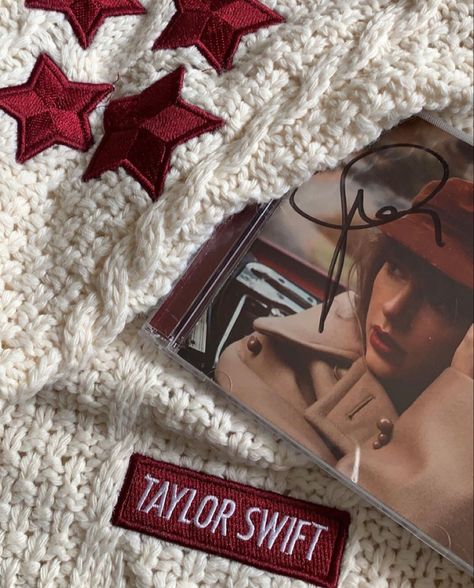 Red Vinyl Taylor Swift, Taylor Swift Vinyl Aesthetic, Vinyl Taylor Swift, Taylor Swift Red Taylor's Version, Taylor Swift Vinyl, Red Taylor Swift, Red Tv, Swift Taylor, Vinyl Aesthetic