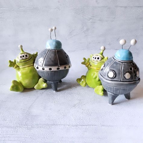 Alien salt and pepper sets! These and all the other sets were picked up yesterday by the courier and hopefully 🤞🏻will be in Kansas USA by tomorrow. That's nearly as fast as the speed of light!! I loved making these, so there might be a couple of extra extraterrestrials in my website shop update coming soon. It's my day off, so I'm heading to the shops. Then it's a bit more gardening in what is now a jungle down the bottom of our gravel garden. Have a good one! . . . #ceramics #pottery #c... Alien Ceramics, Kansas Usa, Speed Of Light, Gravel Garden, Pottery Gifts, New Class, Ceramics Pottery, Salt And Pepper Set, Class Ideas