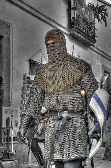 If I could go back and live during the Middle Ages I would! :) Chainmail Medieval, Knight Chainmail, Medieval Chainmail, Mail Armor, Armor Clothing, Medieval Ages, Historical Armor, Medieval Life, Medieval World