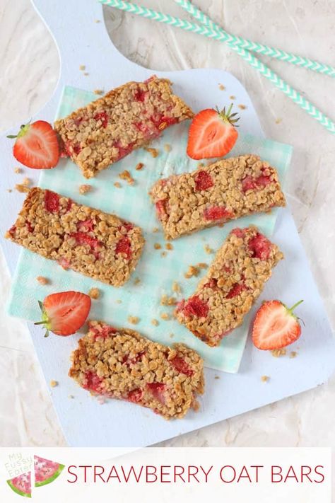 Oat Bar Recipe, Healthy Snack Bar Recipes, Strawberry Oat Bars, Toddler Baking, Snack For Toddlers, Strawberry Oats, Snack Bar Recipes, Sunday Cooking, Oat Bar Recipes