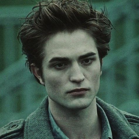 Edward Cullen Hairstyle, Edward Cullen Sparkling, Vampire Boyfriend Aesthetic, Regretevator Characters, Robert Patterson, Vampire Boyfriend, Boyfriend Aesthetic, Robert Pattinson Twilight, Twilight Edward