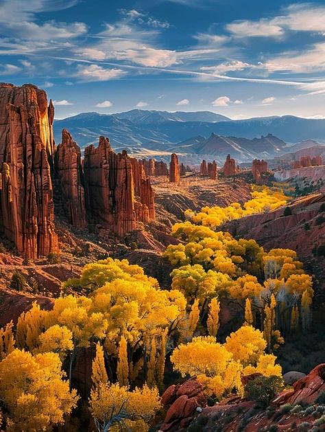 As the autumn season drew to a close, Capitol Reef National Park in the United States was treated to a stunning display of color as the setting sun cast a warm glow across the landscape. Utah Desert Landscapes, Capitol Reef National Park One Day, Capitol Reef National Park Photography, Sunset Crater Volcano National Monument, Bentonite Hills Capitol Reef, Scenery Photos, Beautiful Nature Wallpaper Hd, Road Trip Places, Western Landscape