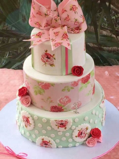 Flowers Girly Cakes, Baptism Cake, Rose Cake, Painted Cakes, Gorgeous Cakes, First Birthday Cakes, Floral Theme, Vintage Cake, Cake Shop