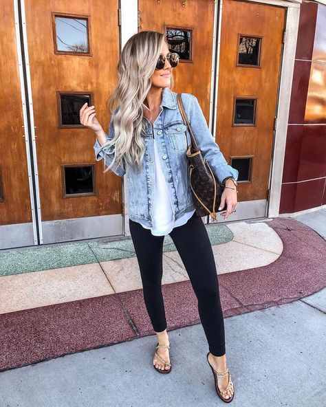 Love the casual put together look Leggins Outfits Summer Casual, Denim Jacket Outfits, Outfits Summer Casual, Thrift Wishlist, Denim Jeans Outfit, Outfit Verano, Cozy Weekend, Weekend Outfits, Europe Style