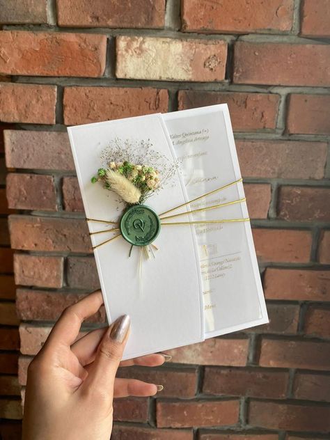 Dry Flowers Wedding, Plexiglass Wedding Invitations, Plexiglass Wedding, Wedding Invitations Acrylic, Invitation Card Party, Dried Flowers Wedding, Acrylic Invitations, Dry Flowers, Gold Invitations