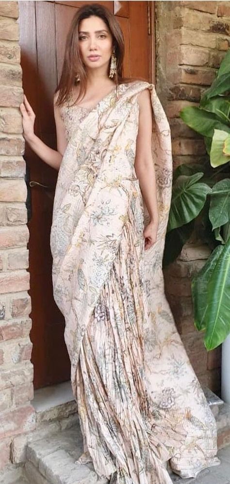 Mahira Khan Saree, Mahira Khan Pics, Azam Khan, Mahira Khan, Pakistani Celebrities, Simple Pakistani Dresses, Pakistani Actress, Desi Fashion, Pakistani Outfits