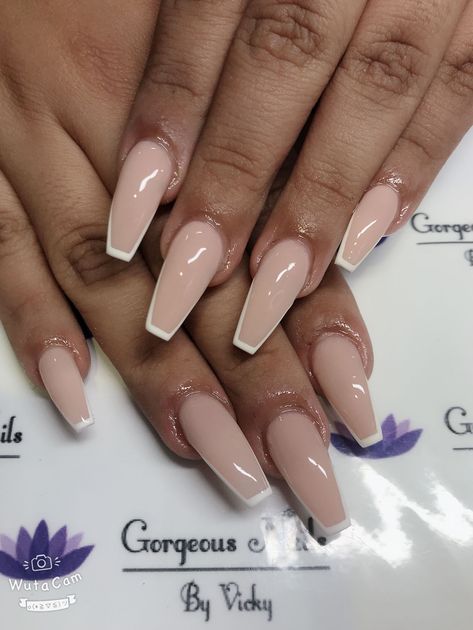 Outlined Coffin Acrylic Nails, White Outlined Nails Coffin, Color Outline Nails, Outlined Nails Coffin, Acrylic Nails Outline Design, White Outline Nails Coffin, Coffin Nude Nails Designs, Coffin Outline Nails, Nails With Outline Design