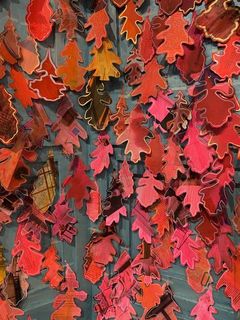 Gorgeous handmade leaves on display at Anthropologie in King of Prussia #extraeffort #anthro #anthropologie #entranceart Anthropologie Display, Fall Windows, Fall Mood, King Of Prussia, Autumn Display, Create Collage, On Display, Anthropologie, Quick Saves