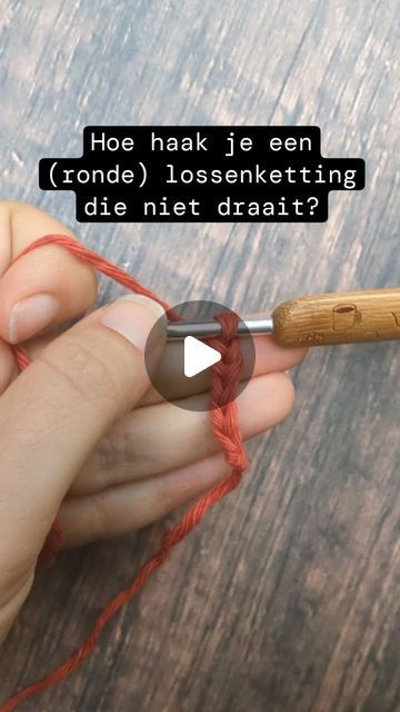 Iris: Crochet / Haken on Instagram: "Lossenkettingen kunnen behoorlijk gaan draaien en twisten en bij een ronde lossenketting als opzet is het bovendien lastig om ervoor te zorgen dat ie niet gedraaid is als je je halve vaste maakt.

Met de simpele truc in de video kun je dit voorkomen!

Stap 1: haak een schuiflus en een paar lossen.
Stap 2: haal de haaknaald uit de lus
Stap 3: steek de haaknaald van onder naar boven door de eerste losse
Stap 4: doe de lus weer op de haaknaald
Stap 5: maak het aantal lossen dat je nodig hebt af
Stap 6: maak de cirkel rond door door beide lussen te haken, of haal de haaknaald er helemaal uit en schuif dan de lus er weer op als je een niet-cirkel nodig hebt.

Vergeet deze video niet op te slaan, dan weet je zeker dat het je de volgende keer ook lukt!

#haken Baby Born, May 22