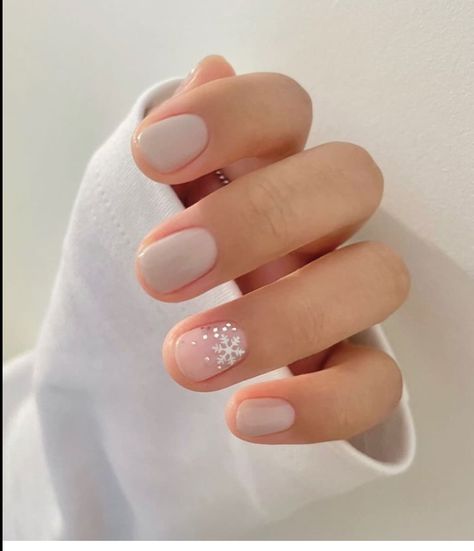 Minimalist Nails Short Winter, Christmas Nails Light Colors, Nude Nails With Snowflake Design, Short Neutral Christmas Nails, Short Nail Designs January, Short Nail Ideas Christmas Simple, Natural Nails Christmas Design, Simple Gel Nails Christmas, Neutral Christmas Nails Short