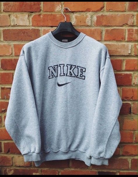 Find Out Where To Get The Sweater Follow the link now! Don't miss out on this amazing SALE! Sweater Nike, Vintage Nike Sweatshirt, Shirts Nike, Blazer Casual, Outfits Vintage, Grey Sweats, Vintage Pullover, Pullover Outfit, Vintage Pullovers