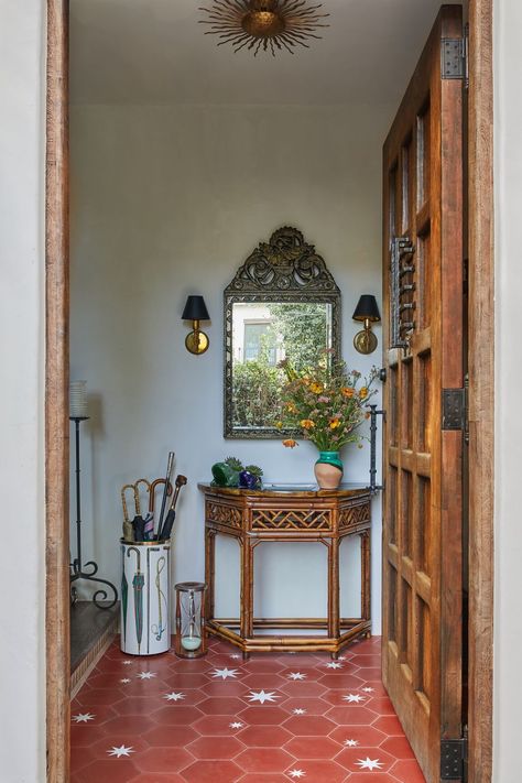 A gorgeous way to incorporate vintage & antique items in an entry way! Photographed by Kirsten Francis as displayed on Veranda: https://www.veranda.com/decorating-ideas/house-tours/a60213648/paige-blodgett-scher-west-hollywood-house-tour/ Bookshelf Wealth, Beautiful Entrance, French Lighting, Boho Interior Design, Hollywood Homes, French Mirror, Spanish Style Home, Gorgeous Interiors, French Table