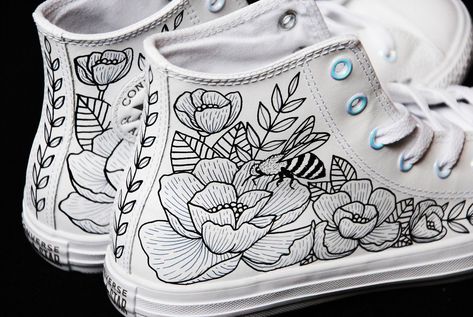 Doodle Shoes, Diy Converse, Embroidery Sneakers, White Converse Shoes, Painted Converse, Painting Shoes, Painted Shoes Diy, Custom Sneakers Diy, Painted Canvas Shoes