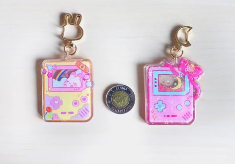 Cute Gameboy, Gamer Couple, Kawaii Keychain, Merchandise Ideas, Stickers Ideas, Kawaii Games, Chibi Couple, Merch Ideas, Couples Keychains