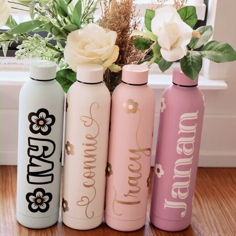 ZainAndZina - Etsy Canada Water Bottle Design Cricut, Customized Water Bottles, Water Bottle Decals Vinyls, Engraved Water Bottles, Customised Water Bottles, Water Bottle Personalized, Engraved Wedding Gifts, Trendy Water Bottles, Water Bottle Stainless Steel