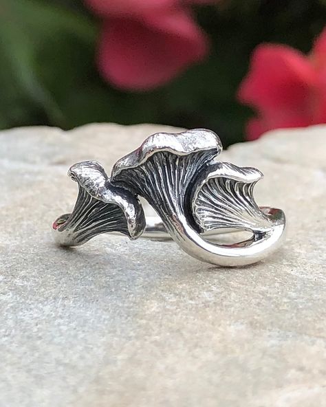 Sterling Silver Chanterelle mushroom ring Earthy Rings, Chanterelle Mushrooms, Ring Sketch, Mushroom Ring, Mushroom Jewelry, Edgy Jewelry, Copper Wire Jewelry, Jewellery Sketches, Nature Ring