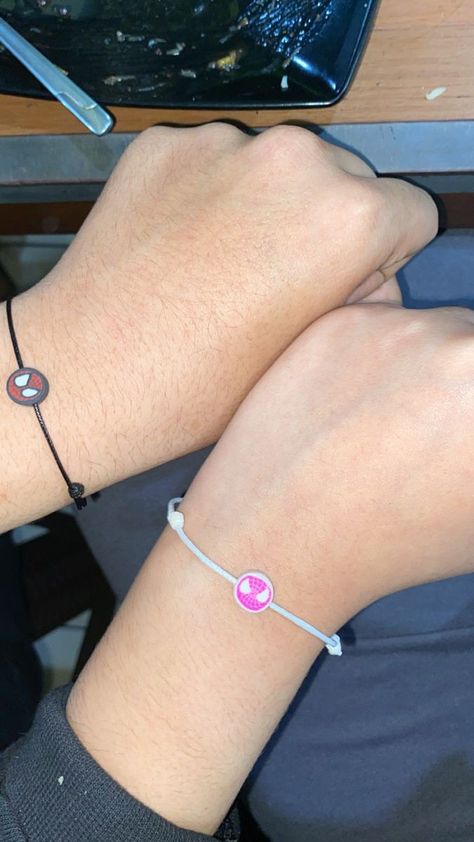 Foto Gelang Couple, Pap Gelang, Bracelet Snaps, Couple Snap, Combat Boot Outfit, Beach Instagram Pictures, Friendship Photoshoot, Couple Bracelet, Creative Instagram Photo Ideas