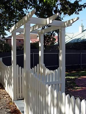 Front Garden Entrance, Arbor Gate, Garden Gates And Fencing, Yard Ideas Backyard, Small Front Yard, 1920s House, Front Yard Fence, Garden Arches, Garden Entrance