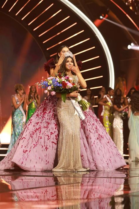 Miss Universe Aesthetic, Beauty Pageant Aesthetic, Master Vision, Pageant Aesthetic, Miss Universe Gowns, Runway Aesthetic, Luxurious Outfits, Miss Universe Crown, Being Crowned