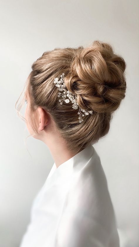 High Bun Wedding Hairstyles, High Bun Wedding, Comb Pin, Cute Bun Hairstyles, Wedding Bun, High Bun Hairstyles, Pearl Hair Comb, Wedding Bridal Hair, Wedding Bun Hairstyles