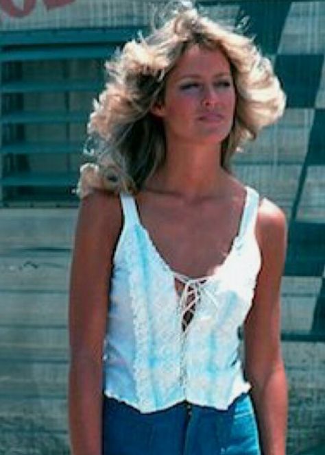 Farrah Fawcett Overalls Outfit Short, Tan Blonde, 70s Women, Overalls Outfit, 70s Outfits, Seventies Fashion, Farrah Fawcett, Miami Fashion, Mom Shorts