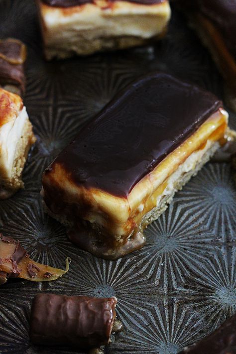 Twix Ice Cream Bar, Twix Ice Cream, Ice Cream Bar Recipe, Ice Cream Bars, Cream Caramel, Buttery Shortbread, Shortbread Bars, Ice Cream Popsicles, Ice Cream Treats