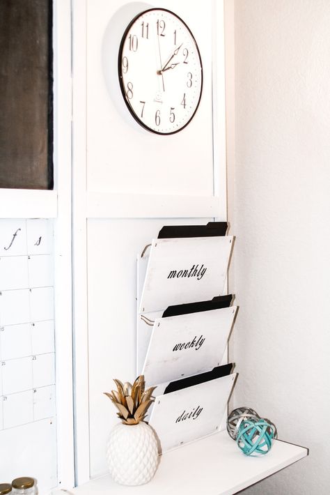 DIY Wall Mounted File Organizer Every home has a dumping ground for bills, incoming mail, and just stuff! Make this DIY wall mounted file organizer to help eliminate that hot mess...  #makesandmunchies #diy #WallMountedFileOrganizer #FileOrganizer #OfficeDecor #DIYFileOrganizer Wall Mail Organizer Diy, Wall Bill Organizer, Wall File Organizer Diy, Diy Wall File Holder, Diy Hanging File Organizer, Wall Mounted File Organizer, Wall Folder Organizer, Diy Wall Organizer Office, File Holder Diy