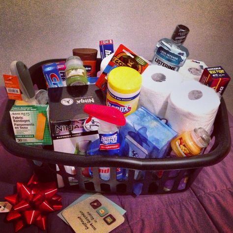 DIY Housewarming gift basket- include household necessities, like cleaning supplies, toilet paper, Band-aids, scented candle, etc, in a laundry basket New Home Gift Basket, Home Gift Basket, Gifts For Pregnant Women, Raffle Basket, Housewarming Gift Baskets, Raffle Baskets, Baby Shower Gift Basket, Diy Gift Baskets, Gift Basket Ideas