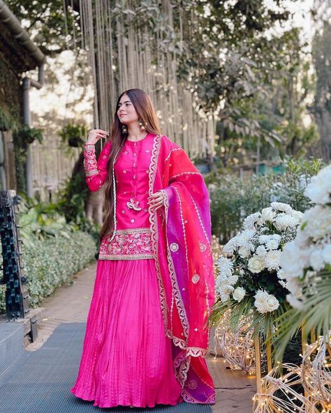 Mehndi Dresses Pakistani For Sisters, Mehndi Dresses Pakistani, Shilpa Choudhary, Designer Dresses Couture, Punjabi Suit Neck Designs, Dresses Pakistani, Girly Style Outfits, Dresses Couture, Mehndi Dresses