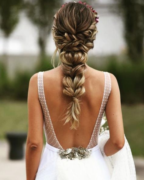 Wedding Day Ready on Instagram: “This dress. The styling of her hair. 👸🏼 Effortlessly chic! What kind of hairstyle would you choose for your wedding? 😻 Leave a comment! ⠀…” Matrix Hairstyle, Classic Ponytail, Pretty Ponytails, Elegant Ponytail, Ponytail Updo, Bridal Braids, Wedding Braids, Chic Brides, בר מצווה