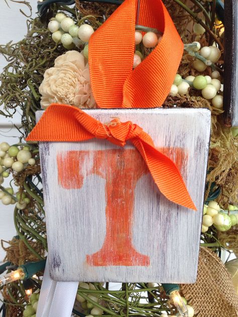 Volunteer Christmas, Tennessee Ornament, Hand Painted Christmas Ornaments, 2x4 Crafts, Tennessee Christmas, Football Crafts, Homemade Holiday Gifts, Spirit Gifts, Orange Christmas