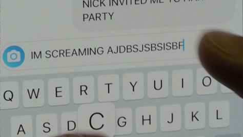 i’m screaming keyboard smash from charlie spring, heartstopper netflix series (good reaction meme and representation of gay teens) Meme Keyboard, Heartstopper Meme, Charlie Spring Heartstopper, Keyboard Smash, Charlie Spring, Alice Oseman, Ya Novels, Fallen In Love, More Than Words