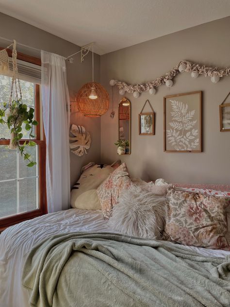 Hobby Lobby Boho Decor, Hobby Lobby Bedroom Decor Ideas, Hobby Lobby Girls Room, Hobby Lobby Wall Decor Ideas, Hobby Lobby Mirror, Hobby Lobby Bedroom Decor, Hobby Lobby Wall, Flower Pillows, Hobby Lobby Decor